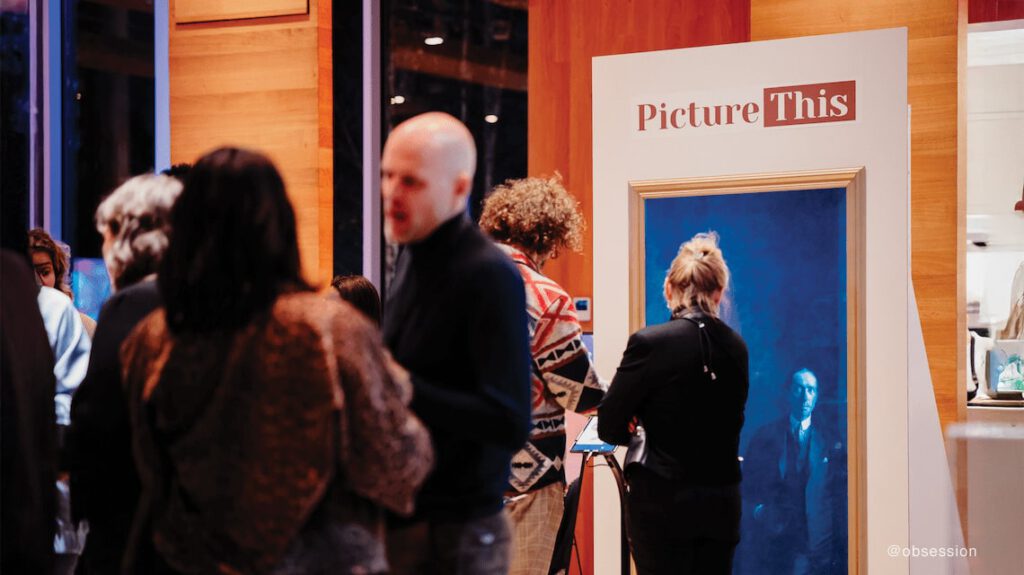 Over ons: het creatieve team van Picture This Art AI Photobooth poseert enthousiast voor hun kleurrijke studio